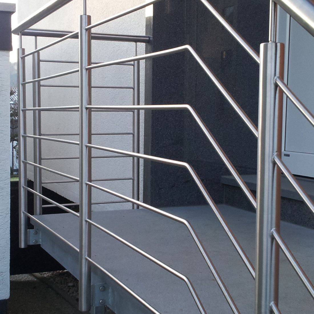 AIKO Edelstahl Metallbau. Das Nützliche mit dem Schönen verbinden! AIKO ist Ihr Ansprechpartner rund um Metallbau, Edelstahl, Glas sowie Holz. Wir realisieren Ihre Ideen und Wünsche